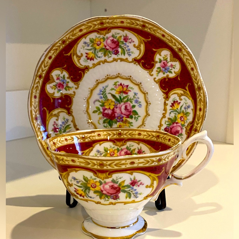 EUC Vtg Royal Albert Crown China Teacup and Saucer “Lady Hamilton”
